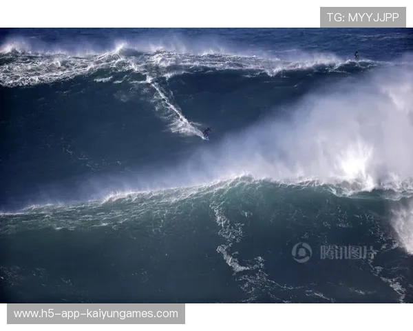 冲浪选手勇闯18米巨浪，秀出极限挑战的荣耀篇章